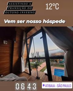 アチバイアにあるCHALÉ DO VALE - EXCLUSIVIDADE E CONFORTO!!の海の景色を望むバルコニー付きの客室です。
