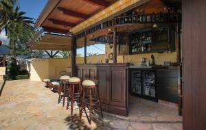un bar al aire libre con taburetes y barra de bar en Finca Paraiso Monturrio Oase der Ruhe, en La Orotava