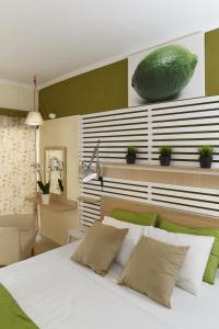 1 dormitorio con 1 cama con un gran tazón verde en la pared en Svea Hotel, en Rodas