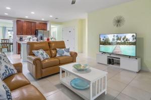 uma sala de estar com um sofá e uma televisão em Peaceful 3 bedrooms villa with Beautiful view and paver em Davenport