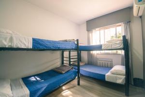 2 literas en una habitación con ventana en Chill Inn Hostel en Mendoza