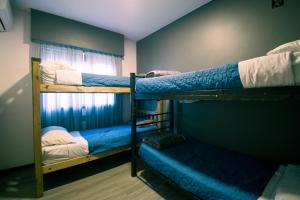 um quarto com três beliches num quarto em Chill Inn Hostel em Mendoza