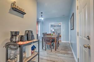 布罗克顿Downtown Brockton Apt Less Than 1 Mi to Local Dining的配有桌椅的厨房和餐厅