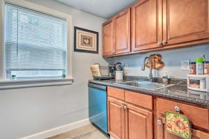 Downtown Brockton Apt Less Than 1 Mi to Local Dining的厨房或小厨房