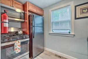 Downtown Brockton Apt Less Than 1 Mi to Local Dining的厨房或小厨房