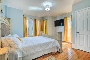 Downtown Brockton Apt Less Than 1 Mi to Local Dining客房内的一张或多张床位