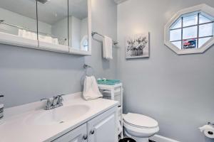 布罗克顿Downtown Brockton Apt Less Than 1 Mi to Local Dining的带马桶和水槽的白色浴室 更多18张照片