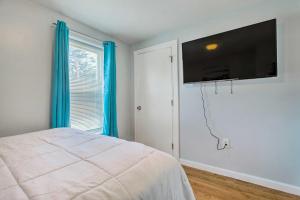 Downtown Brockton Apt Less Than 1 Mi to Local Dining的电视和/或娱乐中心