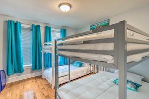Downtown Brockton Apt Less Than 1 Mi to Local Dining客房内的一张或多张床位