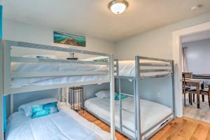 Downtown Brockton Apt Less Than 1 Mi to Local Dining客房内的一张或多张床位