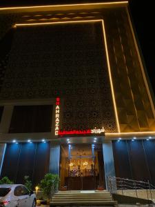 un hotel con un cartel en la parte delantera en شهرزاد للأجنحة الفندقية, en Abū Qa‘ar