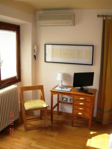 a room with a desk with a computer and a chair at Lo Studio in Terranuova Bracciolini