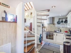 una cocina y una escalera en un pequeño apartamento en The Old Chapel, en Matlock