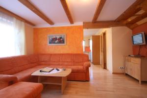 Uma área de estar em Pichlhof Apartments - Comfort Near Planai