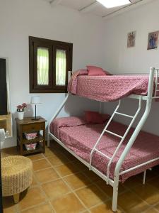 Двухъярусная кровать или двухъярусные кровати в номере Pequeño Rocío Urbanizacion privada