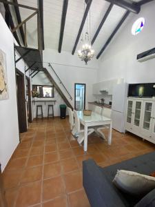 a living room with a table and a kitchen at Pequeño Rocío Urbanizacion privada in El Rocío