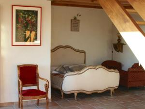 En eller flere senge i et værelse på Gîte Pouligny-Notre-Dame, 2 pièces, 6 personnes - FR-1-591-332