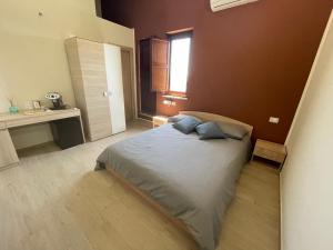 una camera da letto con un letto con cuscini blu di Crival club & more a Palagiano