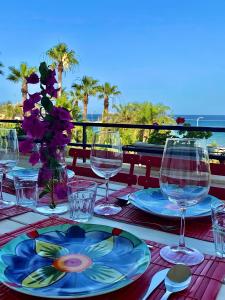 un tavolo con bicchieri da vino e un piatto di cibo di Il mare di Ciccio ad Avola
