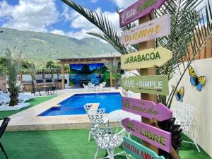 Imagen de la galería de A-3 apartamentos al pie de la montaña con piscina, en Jarabacoa