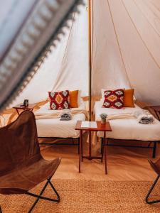 um quarto com duas camas numa tenda em Wander Camp Olympic em Port Angeles
