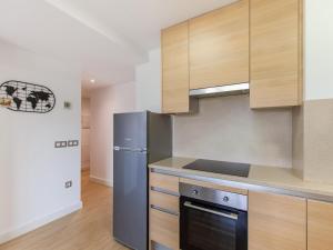 Kuchyňa alebo kuchynka v ubytovaní Belvilla by OYO Modern Apartment in Palamos