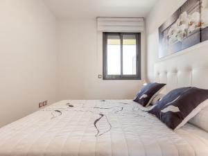 Posteľ alebo postele v izbe v ubytovaní Belvilla by OYO Modern Apartment in Palamos
