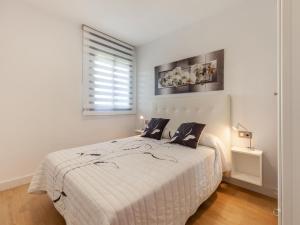 Posteľ alebo postele v izbe v ubytovaní Belvilla by OYO Modern Apartment in Palamos + 30 fotografií