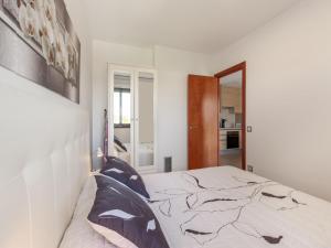 Posteľ alebo postele v izbe v ubytovaní Belvilla by OYO Modern Apartment in Palamos
