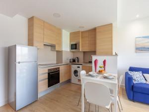 Kuchyňa alebo kuchynka v ubytovaní Belvilla by OYO Modern Apartment in Palamos