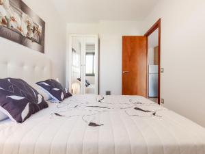 Posteľ alebo postele v izbe v ubytovaní Belvilla by OYO Modern Apartment in Palamos