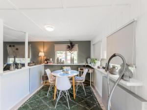 cocina con mesa y sillas en una habitación en Lovely Wooden Chalet with garden in Reutum en Reutum