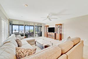 Una sala de estar con un sofá y un televisor. en South Shore Sunset, en Burnt Store Marina