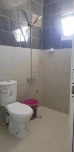 a bathroom with a toilet and a shower at Superbe Appartement in Al Hoceïma