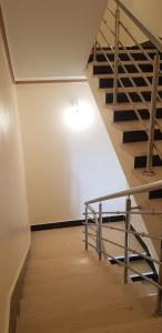 胡塞馬的住宿－Superbe Appartement，一座带轻光的建筑中的螺旋楼梯