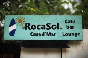 a sign for a cafe rocasosa bar on a wall at RocaSol Casa d´Mar in El Zonte
