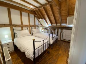 A bed or beds in a room at Brundish Suffolk Large 4-Bed Barn Stunning!