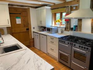 A kitchen or kitchenette at Brundish Suffolk Large 4-Bed Barn Stunning!