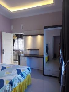 Postel nebo postele na pokoji v ubytování Shaima Homestay Syari'ah