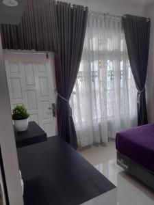 Postel nebo postele na pokoji v ubytování Shaima Homestay Syari'ah