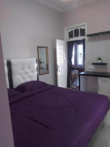 Postel nebo postele na pokoji v ubytování Shaima Homestay Syari'ah
