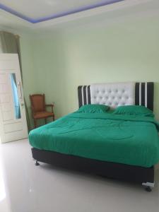 Postel nebo postele na pokoji v ubytování Shaima Homestay Syari'ah