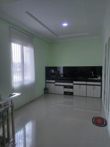 Kuchyň nebo kuchyňský kout v ubytování Shaima Homestay Syari'ah