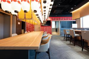 een vergaderzaal met een lange tafel en stoelen bij NINJA & GEISHA in Osaka