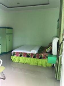 Postel nebo postele na pokoji v ubytování Shaima Homestay Syari'ah