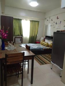 Sala de estar con cama y mesa de comedor en Guest House in Cainta Rizal, en Cainta