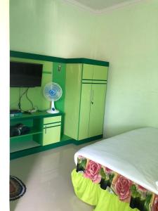 Postel nebo postele na pokoji v ubytování Shaima Homestay Syari'ah