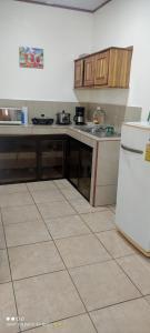 Kjøkken eller kjøkkenkrok på Puntarenas, Apartamento a 25 metros del mar, cerca del hospital