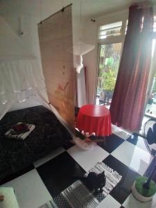 Postel nebo postele na pokoji v ubytování Chambre avec cuisine et SDB semi-privatives separées dans un ecrin de verdure + 11 fotografií