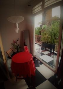 Balkón nebo terasa v ubytování Chambre avec cuisine et SDB semi-privatives separées dans un ecrin de verdure